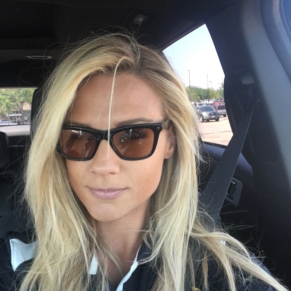 Meet your Posher, Taylor - Picture 3 of 5